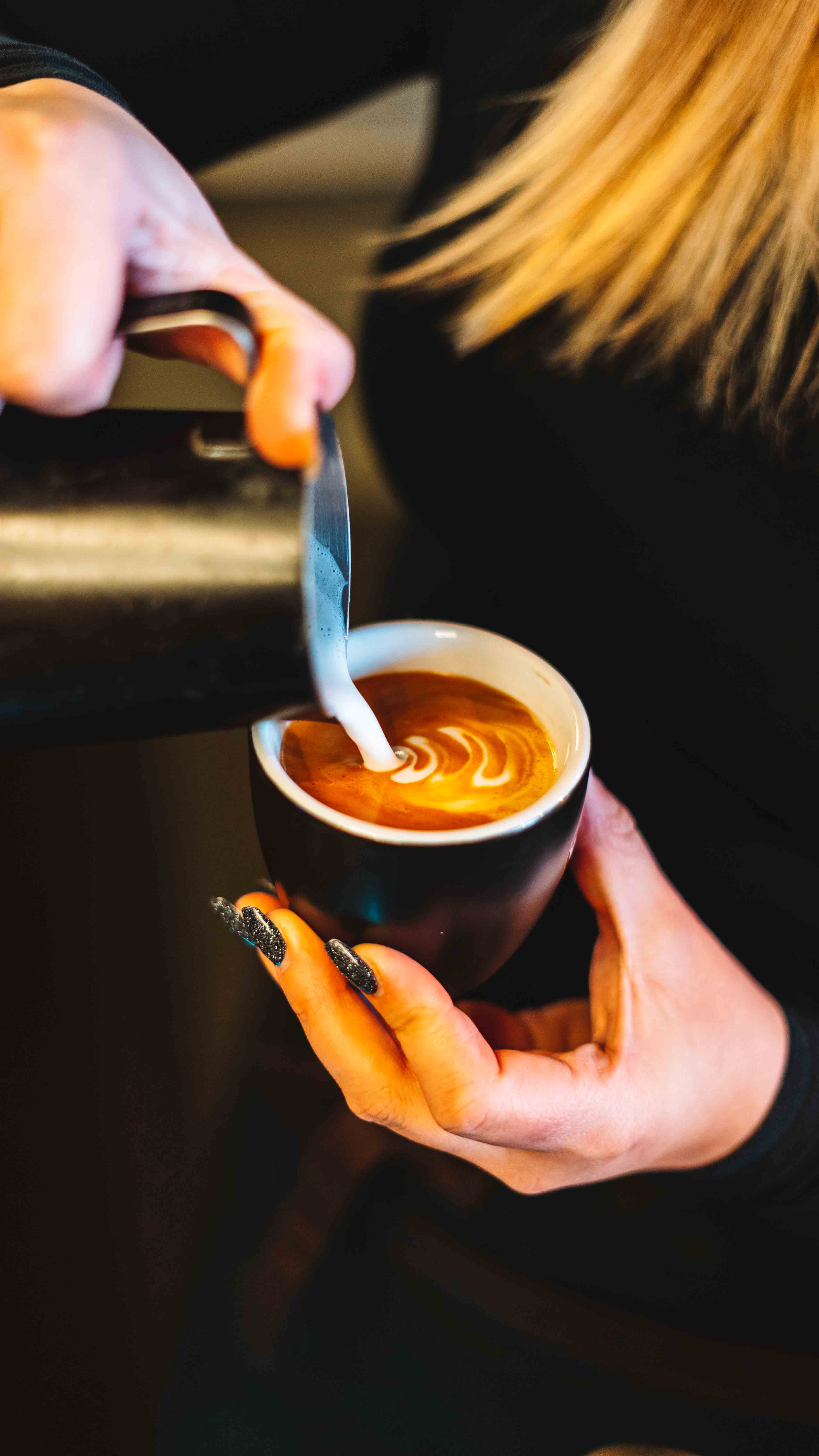 Latte art készítés közben