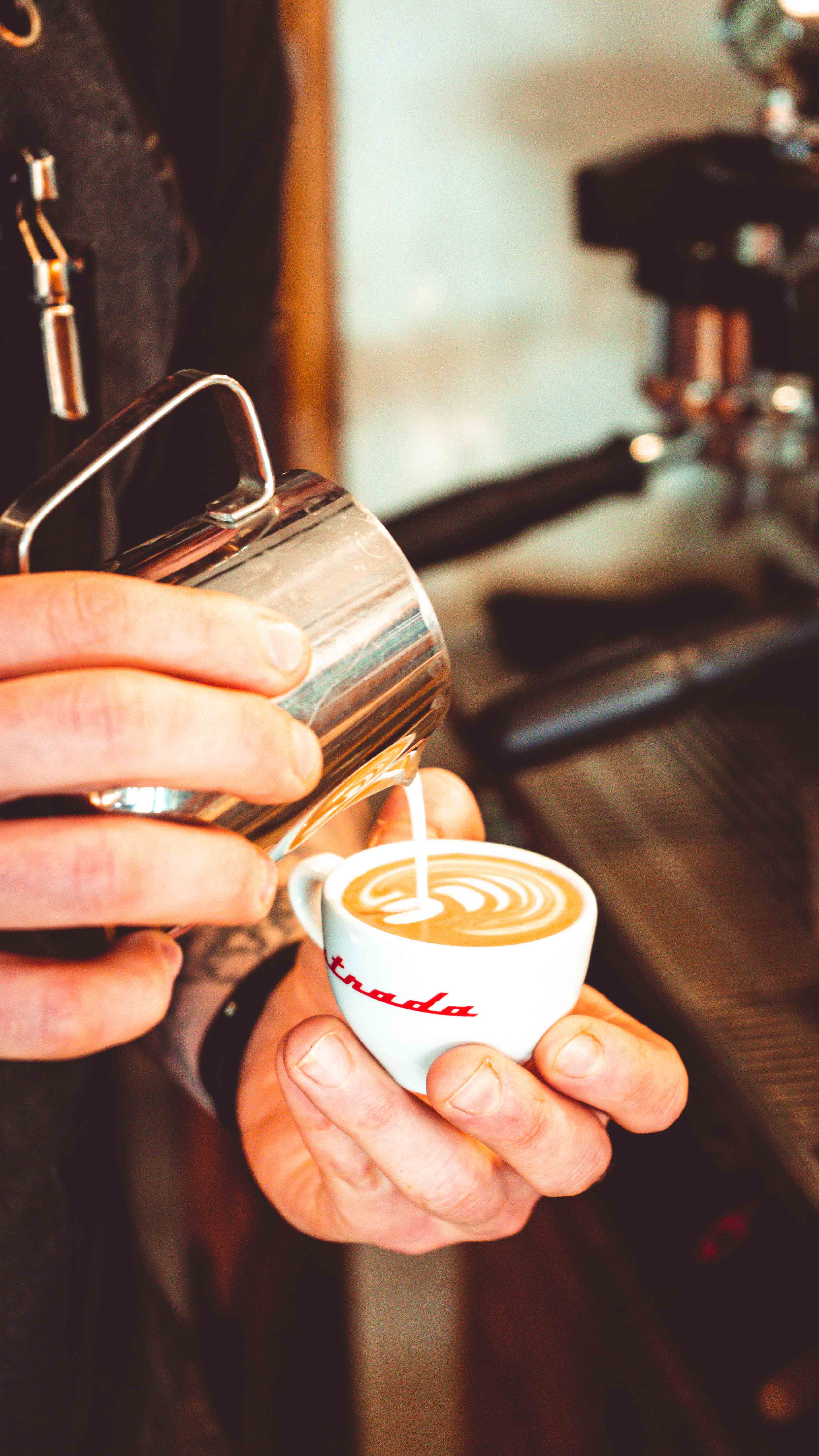 Barista tejet önt eszpresszóba