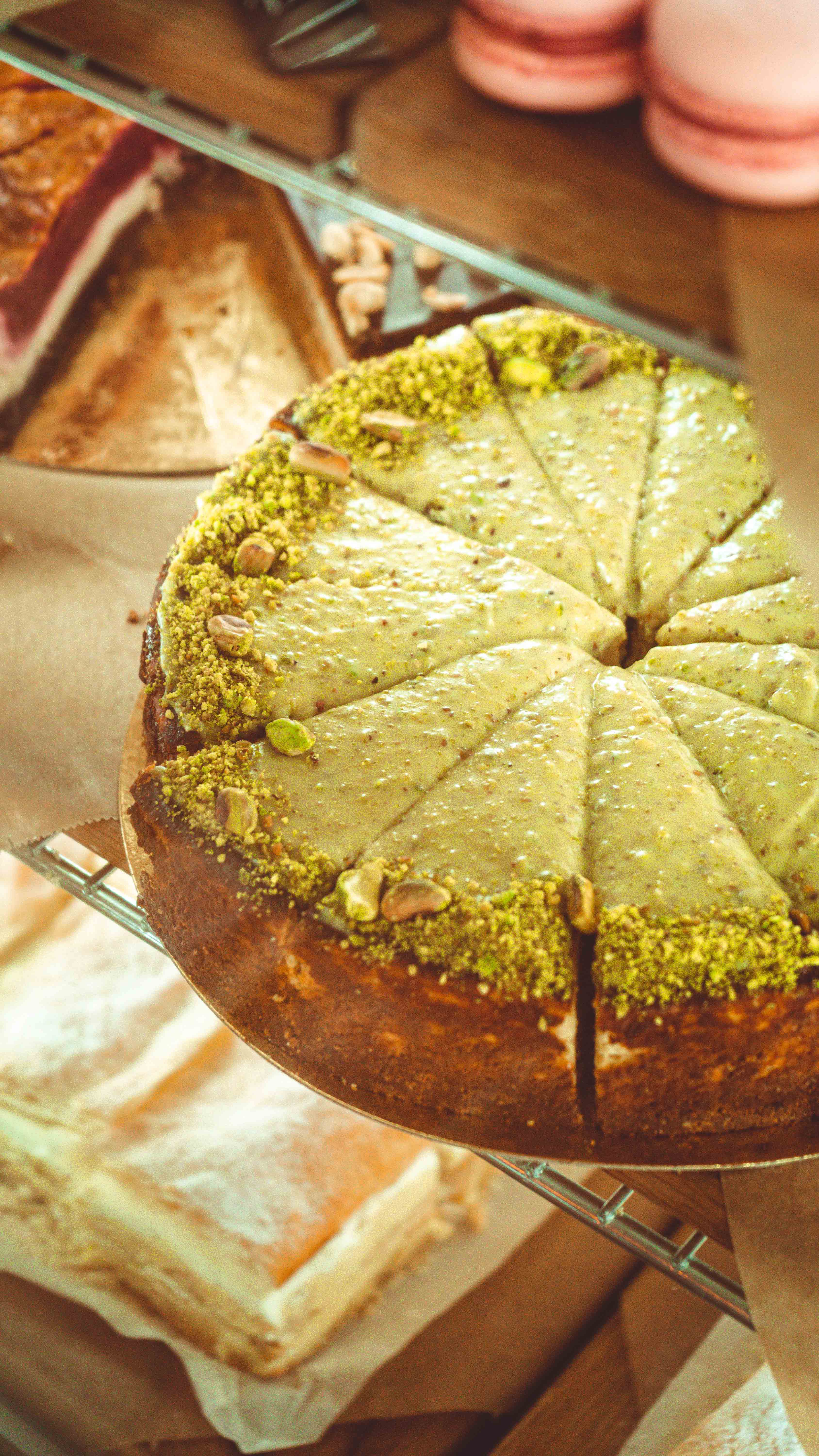 Pisztáciás torta szeletekre vágva