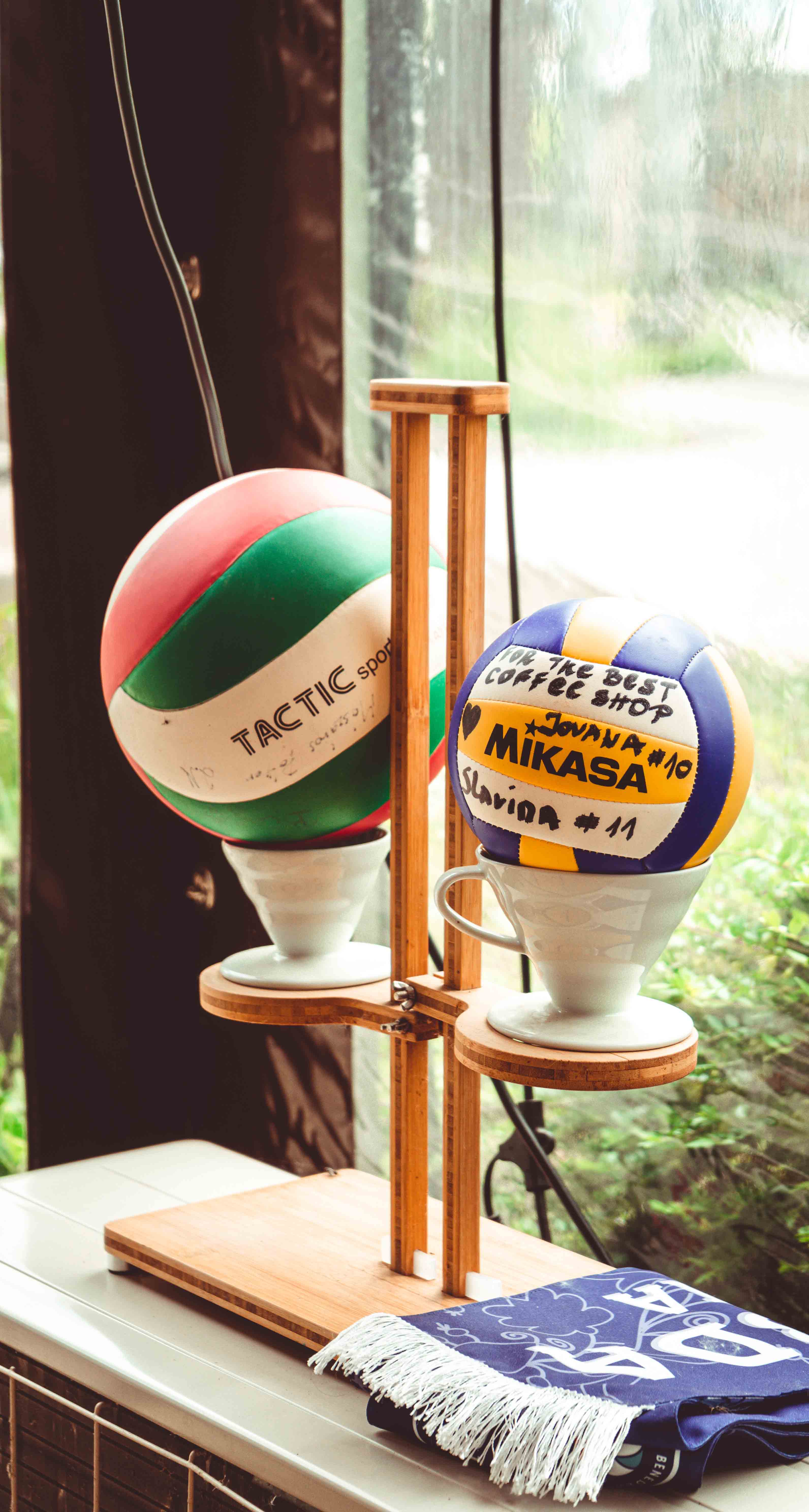 Volleyball labdák kávécsöpögtetőben