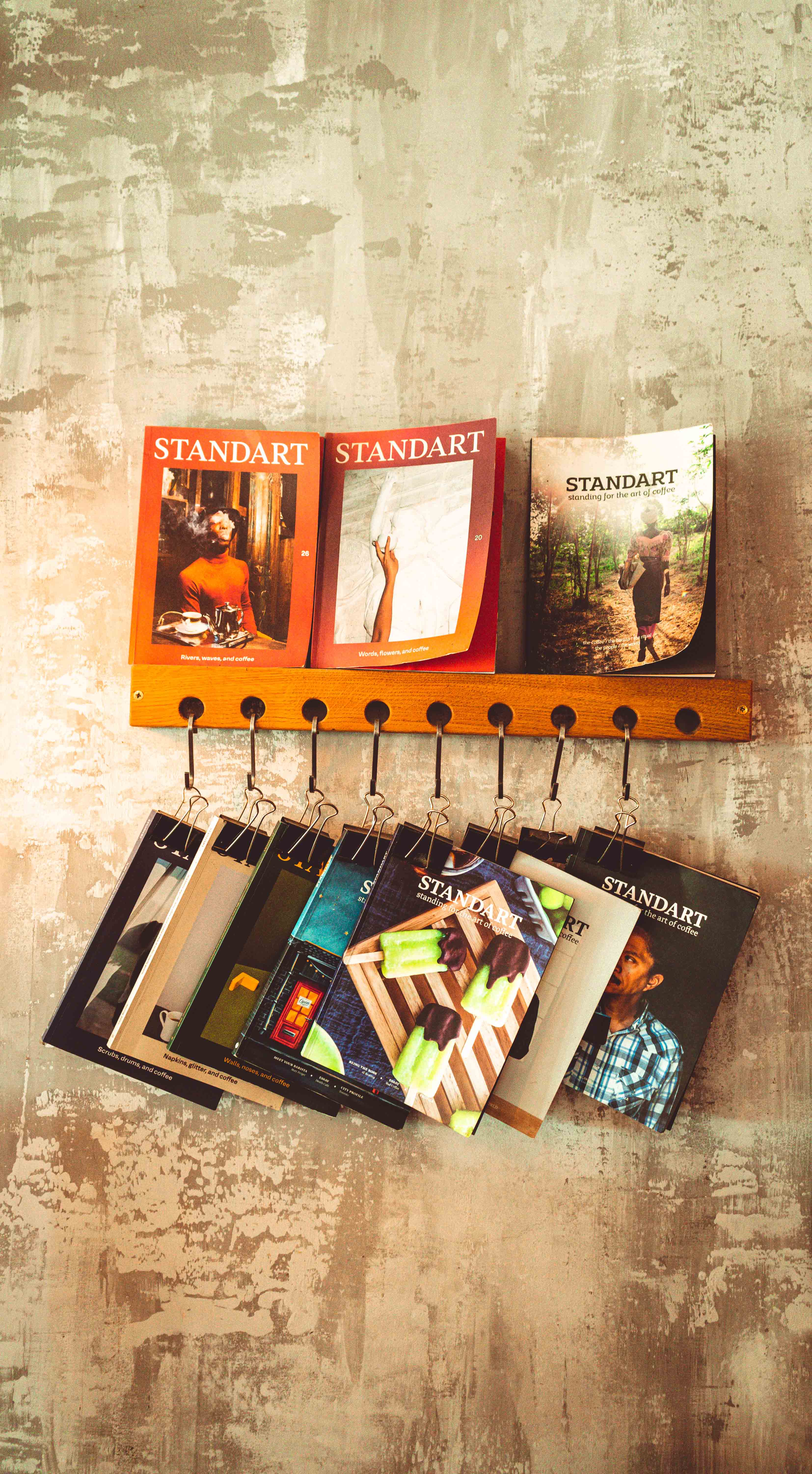 Standart magazin kávézó falán