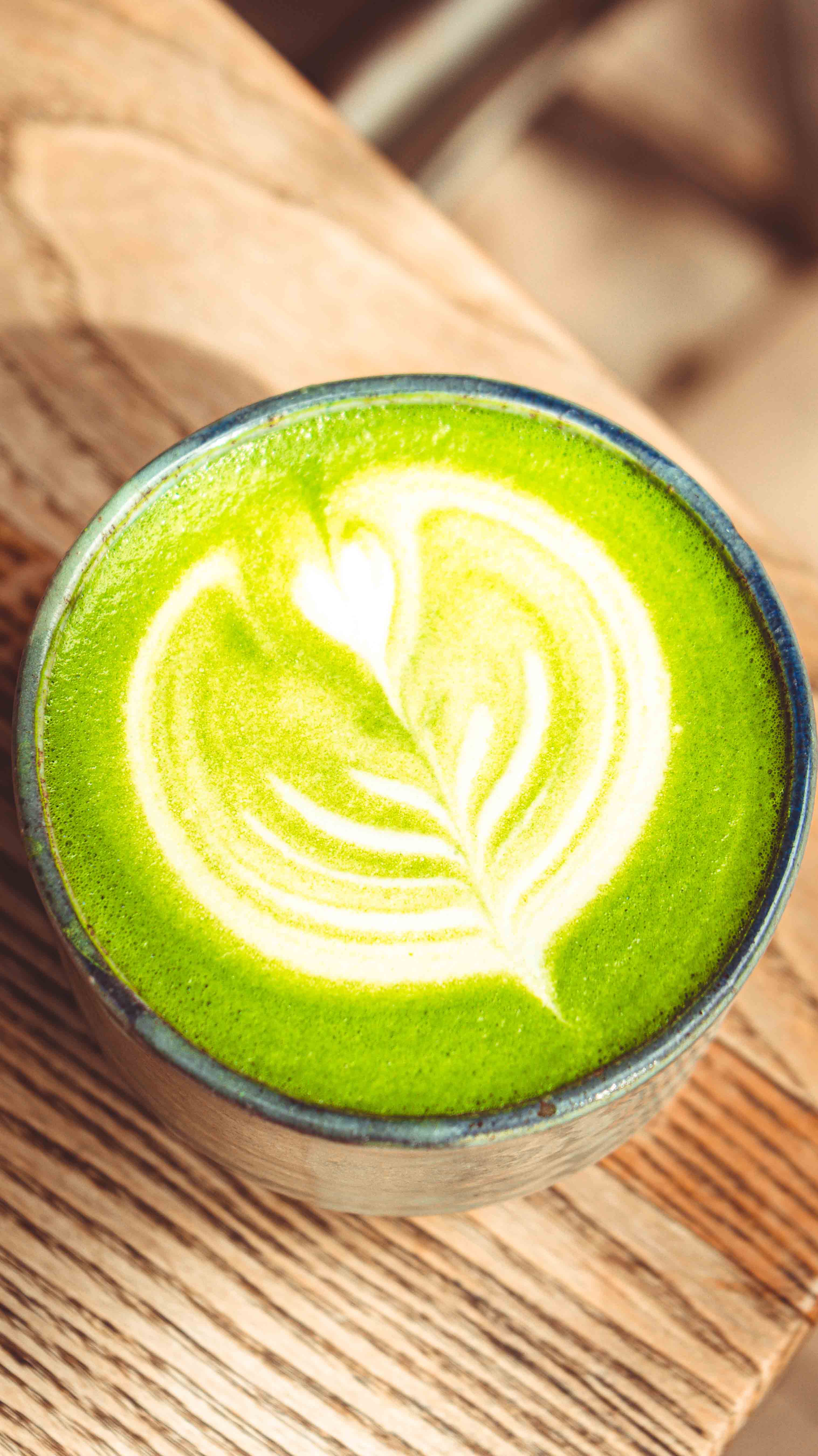 Matcha latte szív mintával